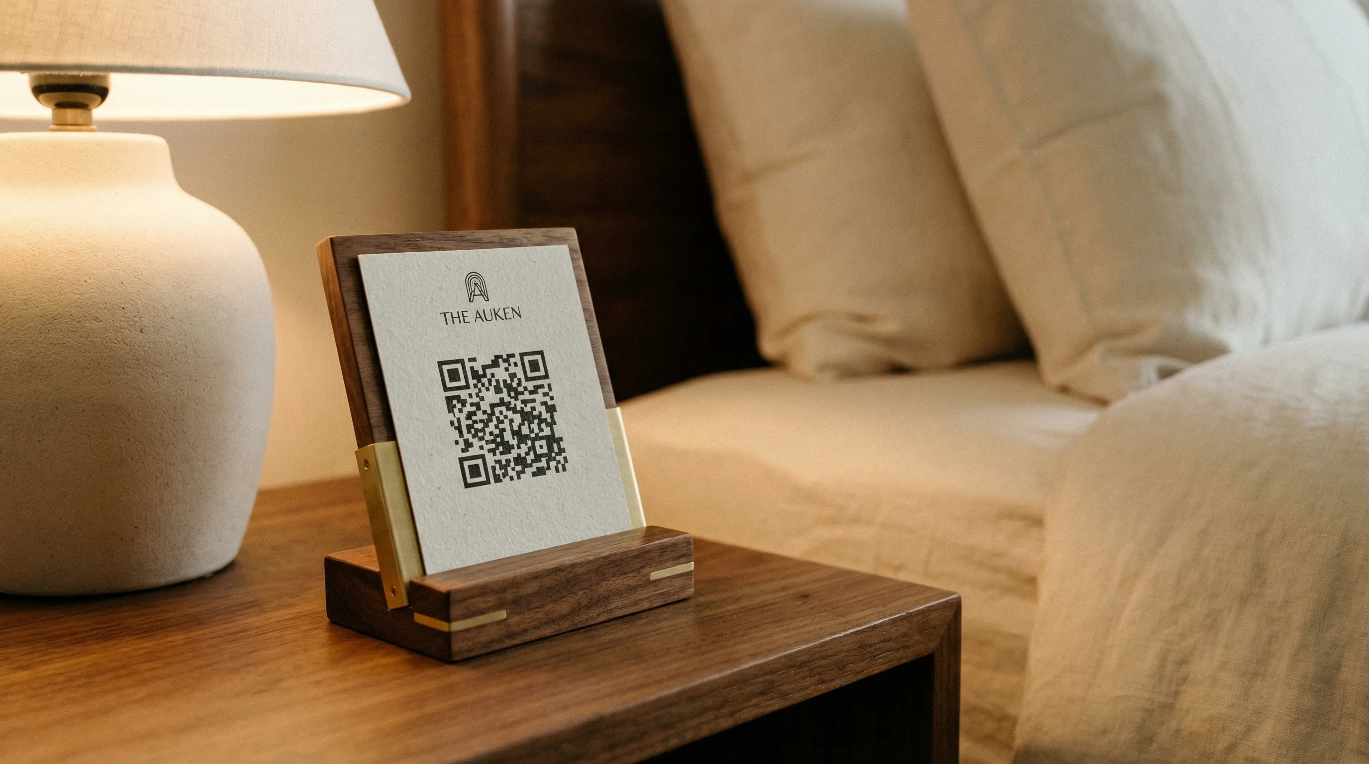 QR code élégant sur support en bois sur la table de chevet d'une chambre d'hôtel